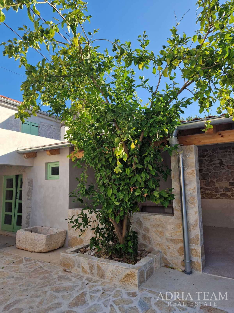 AKCIJA!!! KAMENA KUĆA RUSTIKALNOG UREĐENJA U CENTRU MJESTA - SUTOMIŠĆICA, UGLJAN