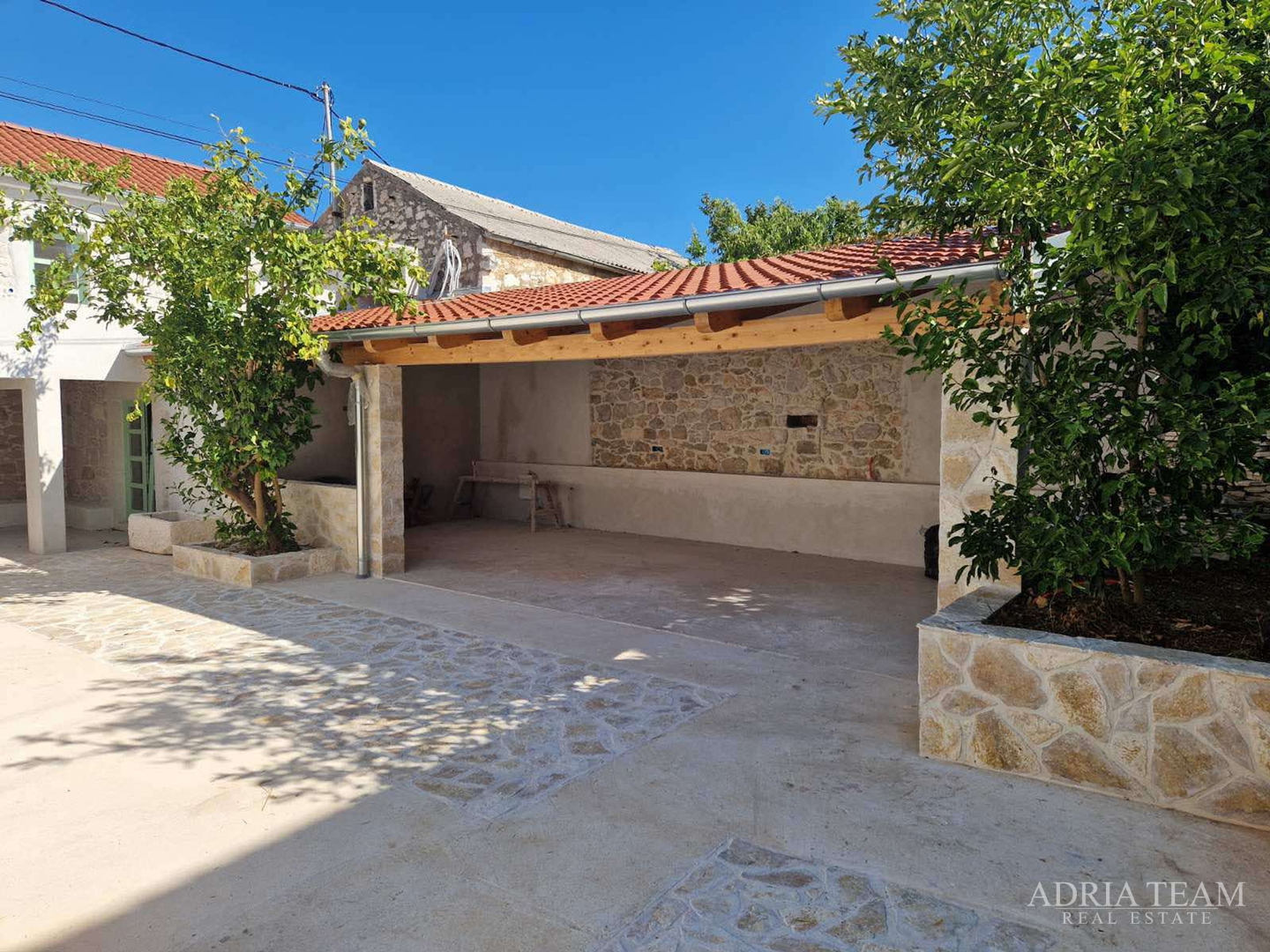 AKCIJA!!! KAMENA KUĆA RUSTIKALNOG UREĐENJA U CENTRU MJESTA - SUTOMIŠĆICA, UGLJAN