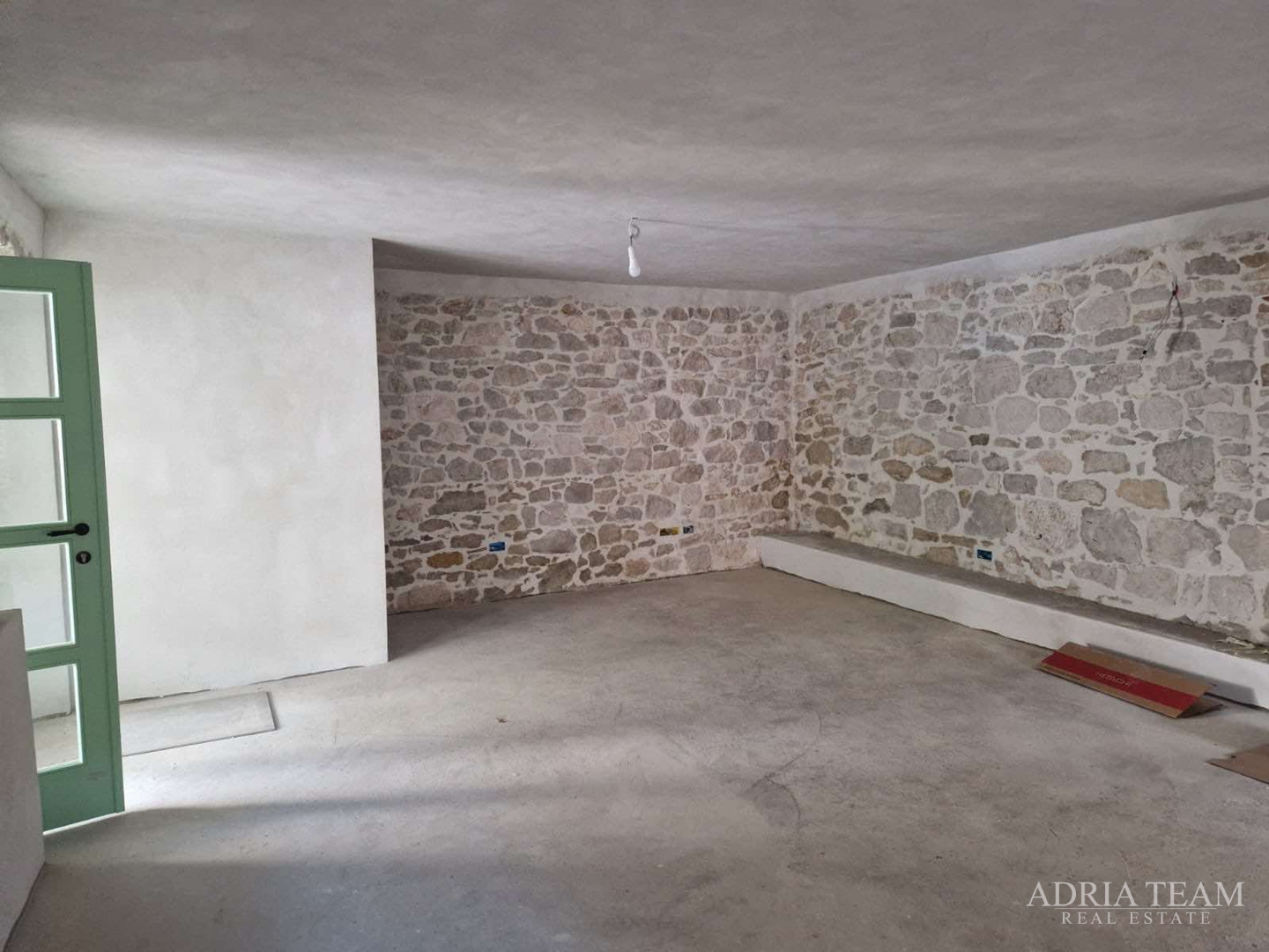 AKCIJA!!! KAMENA KUĆA RUSTIKALNOG UREĐENJA U CENTRU MJESTA - SUTOMIŠĆICA, UGLJAN