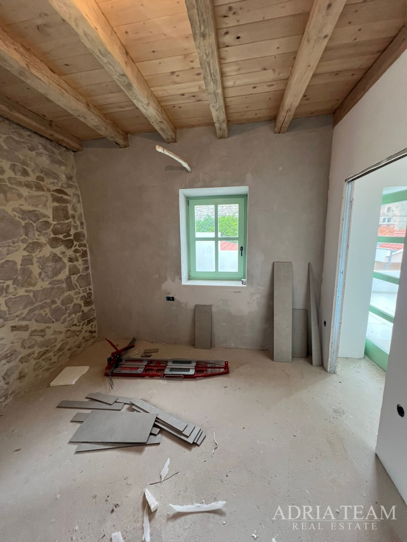 AKCIJA!!! KAMENA KUĆA RUSTIKALNOG UREĐENJA U CENTRU MJESTA - SUTOMIŠĆICA, UGLJAN