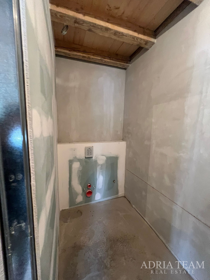 AKCIJA!!! KAMENA KUĆA RUSTIKALNOG UREĐENJA U CENTRU MJESTA - SUTOMIŠĆICA, UGLJAN