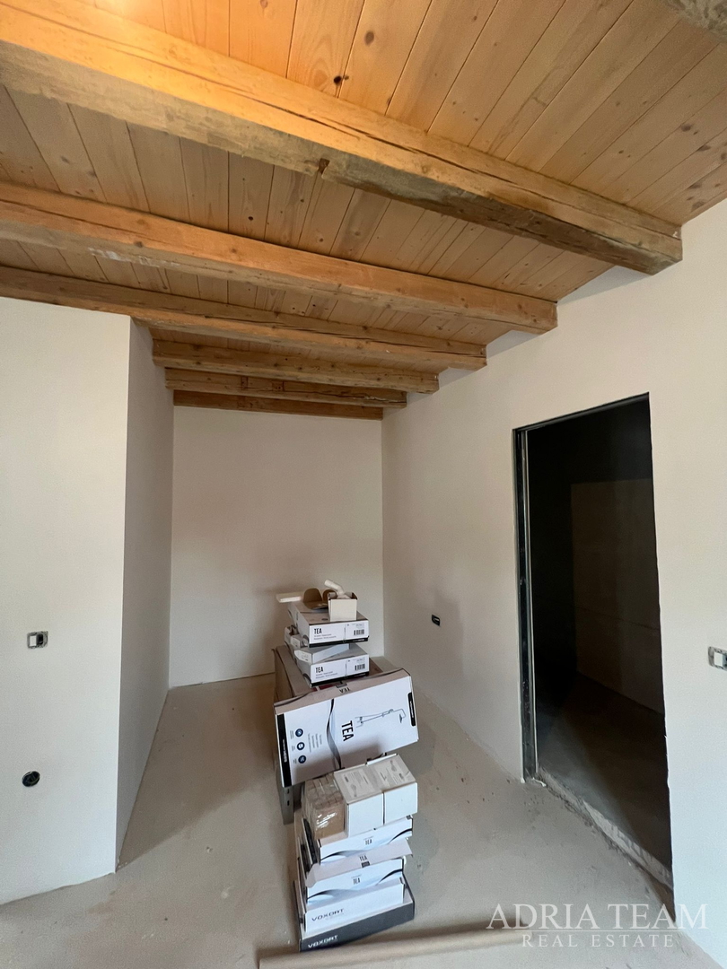 AKCIJA!!! KAMENA KUĆA RUSTIKALNOG UREĐENJA U CENTRU MJESTA - SUTOMIŠĆICA, UGLJAN