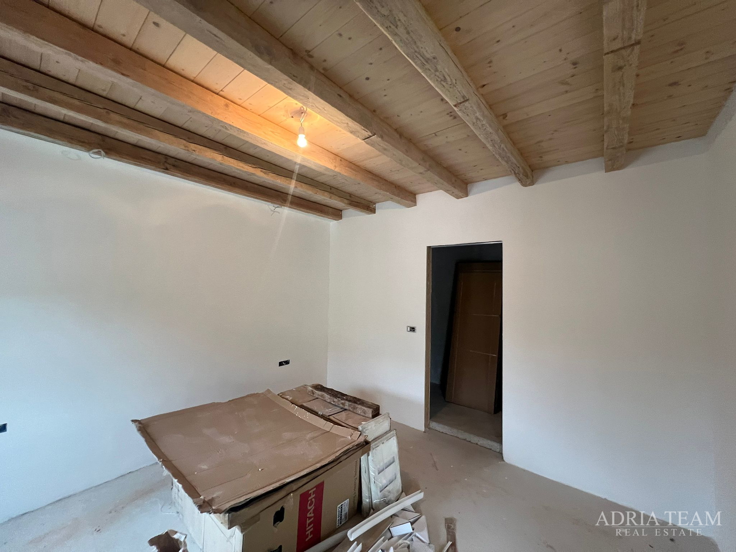 AKCIJA!!! KAMENA KUĆA RUSTIKALNOG UREĐENJA U CENTRU MJESTA - SUTOMIŠĆICA, UGLJAN