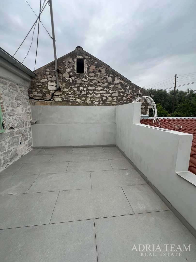 AKCIJA!!! KAMENA KUĆA RUSTIKALNOG UREĐENJA U CENTRU MJESTA - SUTOMIŠĆICA, UGLJAN