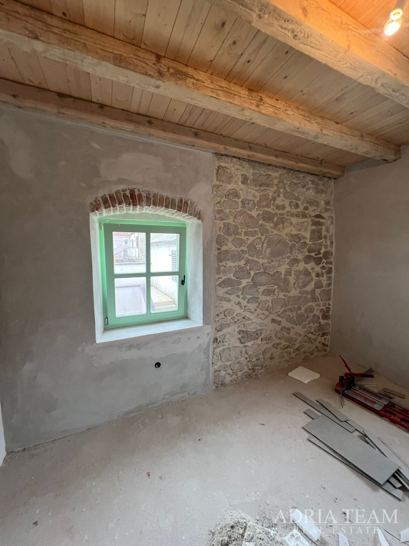 AKCIJA!!! KAMENA KUĆA RUSTIKALNOG UREĐENJA U CENTRU MJESTA - SUTOMIŠĆICA, UGLJAN