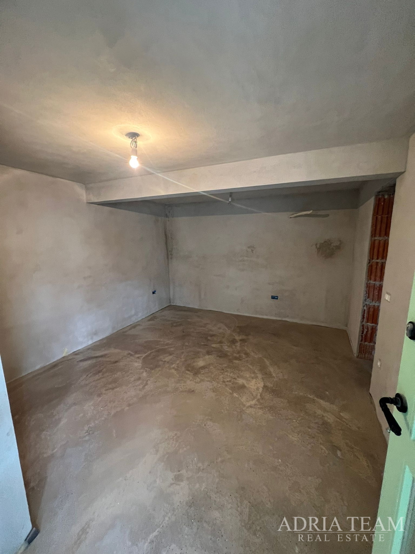 AKCIJA!!! KAMENA KUĆA RUSTIKALNOG UREĐENJA U CENTRU MJESTA - SUTOMIŠĆICA, UGLJAN