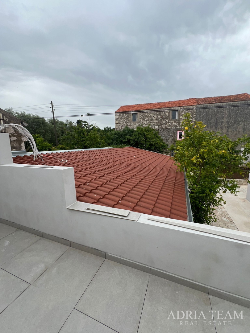 AKCIJA!!! KAMENA KUĆA RUSTIKALNOG UREĐENJA U CENTRU MJESTA - SUTOMIŠĆICA, UGLJAN