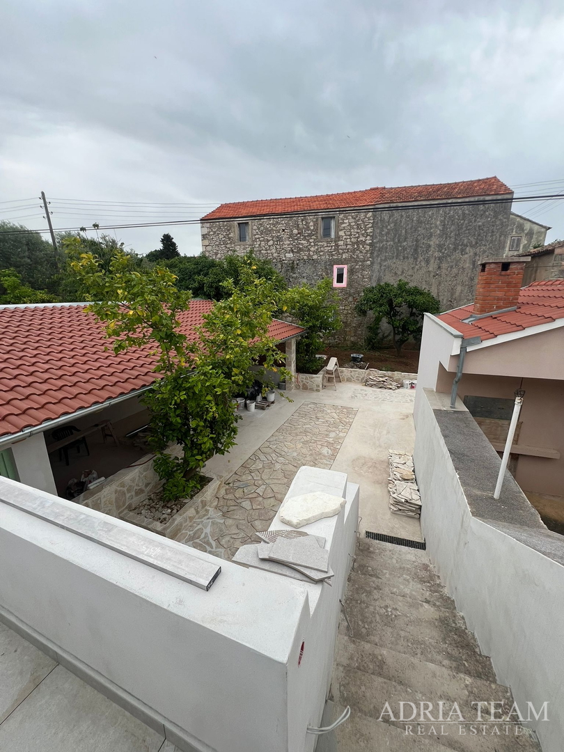 AKCIJA!!! KAMENA KUĆA RUSTIKALNOG UREĐENJA U CENTRU MJESTA - SUTOMIŠĆICA, UGLJAN