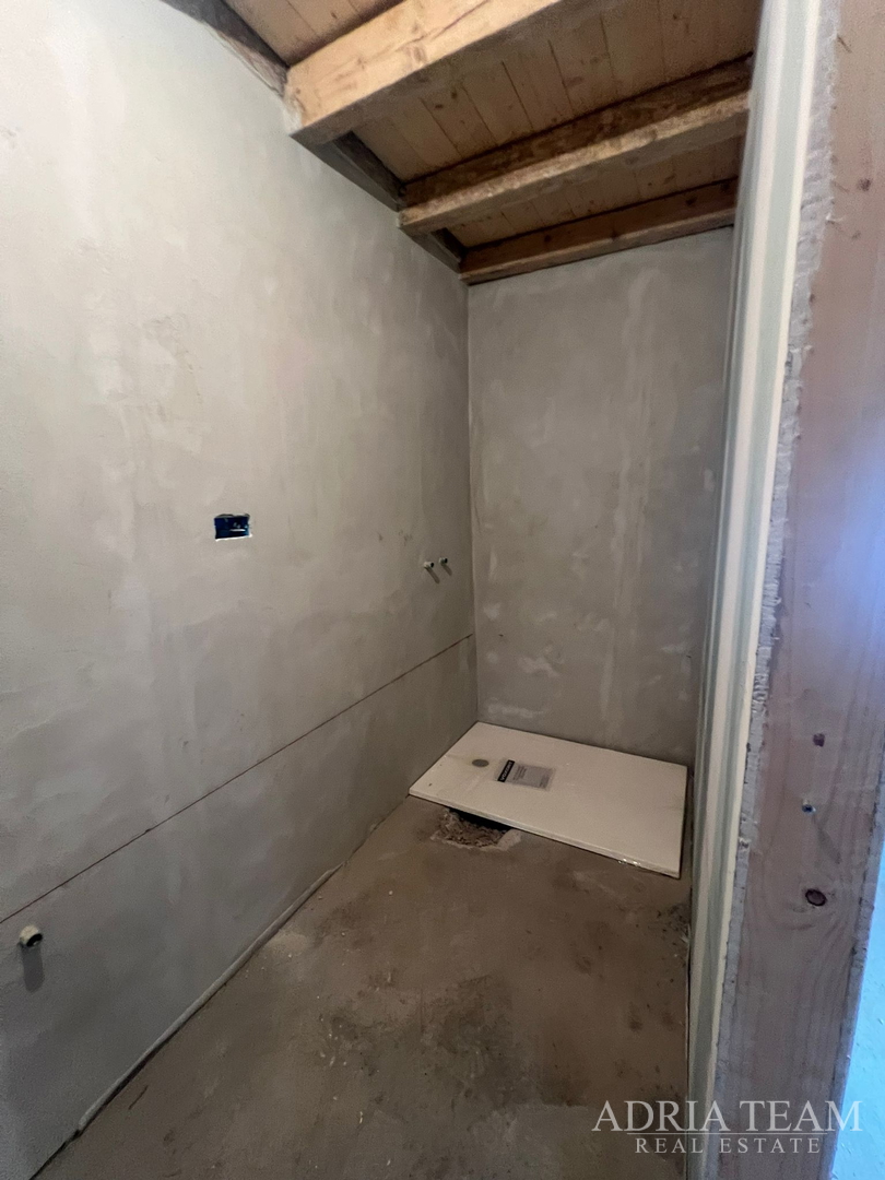 AKCIJA!!! KAMENA KUĆA RUSTIKALNOG UREĐENJA U CENTRU MJESTA - SUTOMIŠĆICA, UGLJAN