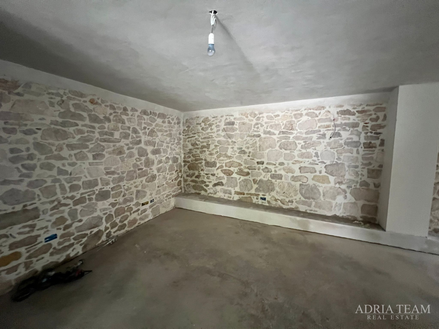 AKCIJA!!! KAMENA KUĆA RUSTIKALNOG UREĐENJA U CENTRU MJESTA - SUTOMIŠĆICA, UGLJAN