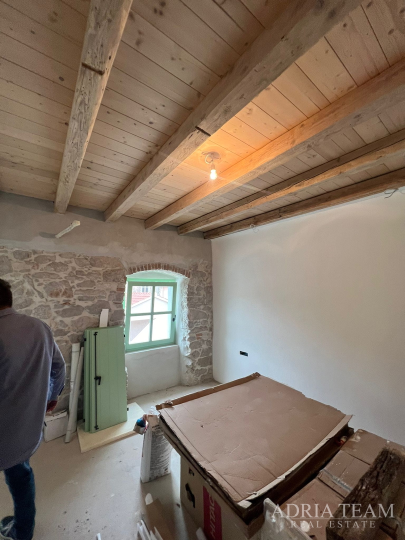 AKCIJA!!! KAMENA KUĆA RUSTIKALNOG UREĐENJA U CENTRU MJESTA - SUTOMIŠĆICA, UGLJAN