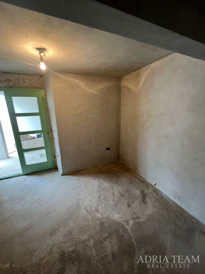 AKCIJA!!! KAMENA KUĆA RUSTIKALNOG UREĐENJA U CENTRU MJESTA - SUTOMIŠĆICA, UGLJAN