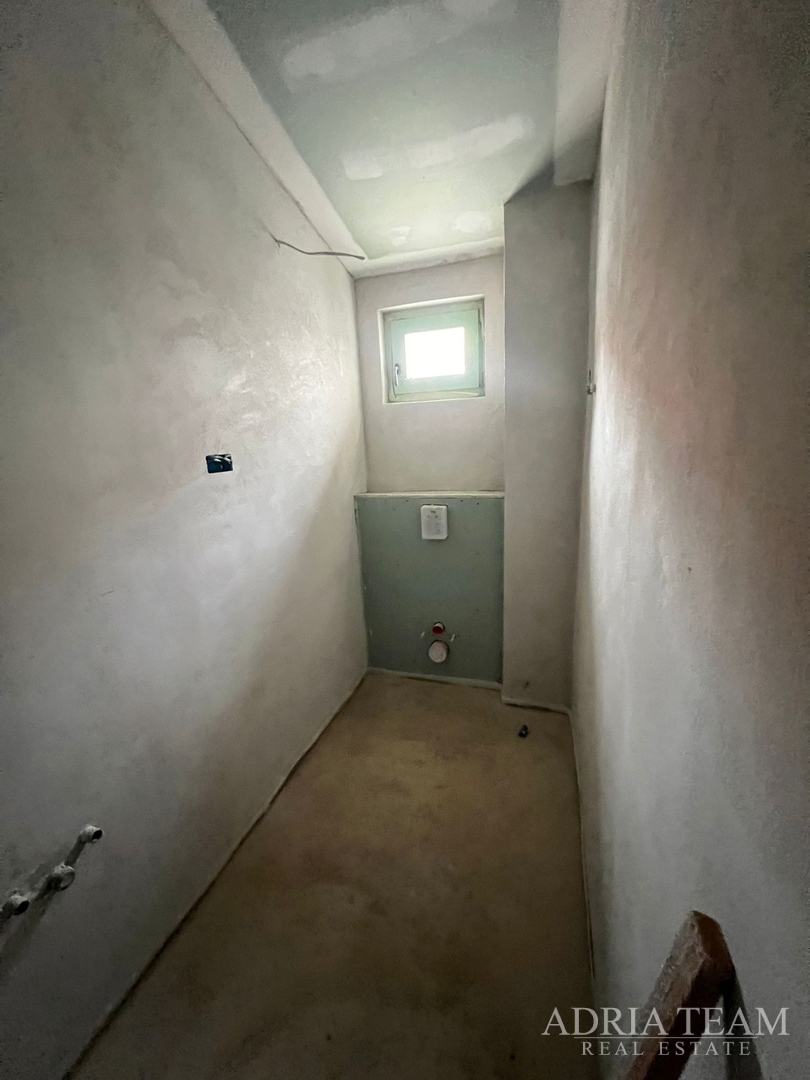 AKCIJA!!! KAMENA KUĆA RUSTIKALNOG UREĐENJA U CENTRU MJESTA - SUTOMIŠĆICA, UGLJAN