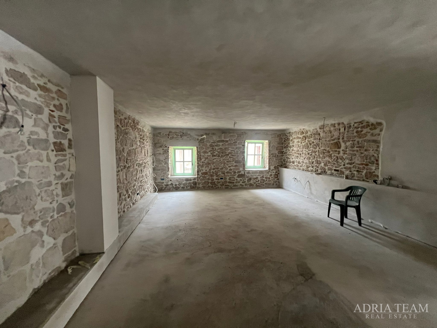 AKCIJA!!! KAMENA KUĆA RUSTIKALNOG UREĐENJA U CENTRU MJESTA - SUTOMIŠĆICA, UGLJAN