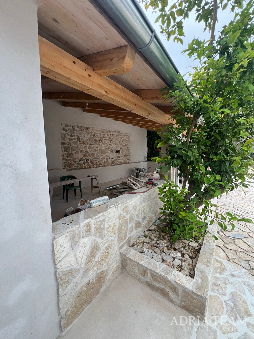 AKCIJA!!! KAMENA KUĆA RUSTIKALNOG UREĐENJA U CENTRU MJESTA - SUTOMIŠĆICA, UGLJAN