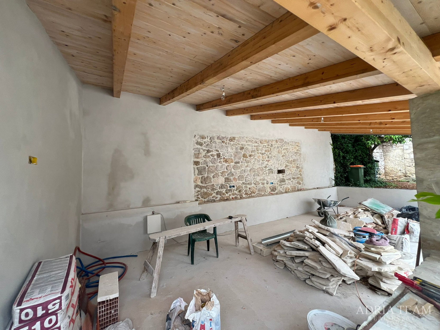 AKCIJA!!! KAMENA KUĆA RUSTIKALNOG UREĐENJA U CENTRU MJESTA - SUTOMIŠĆICA, UGLJAN