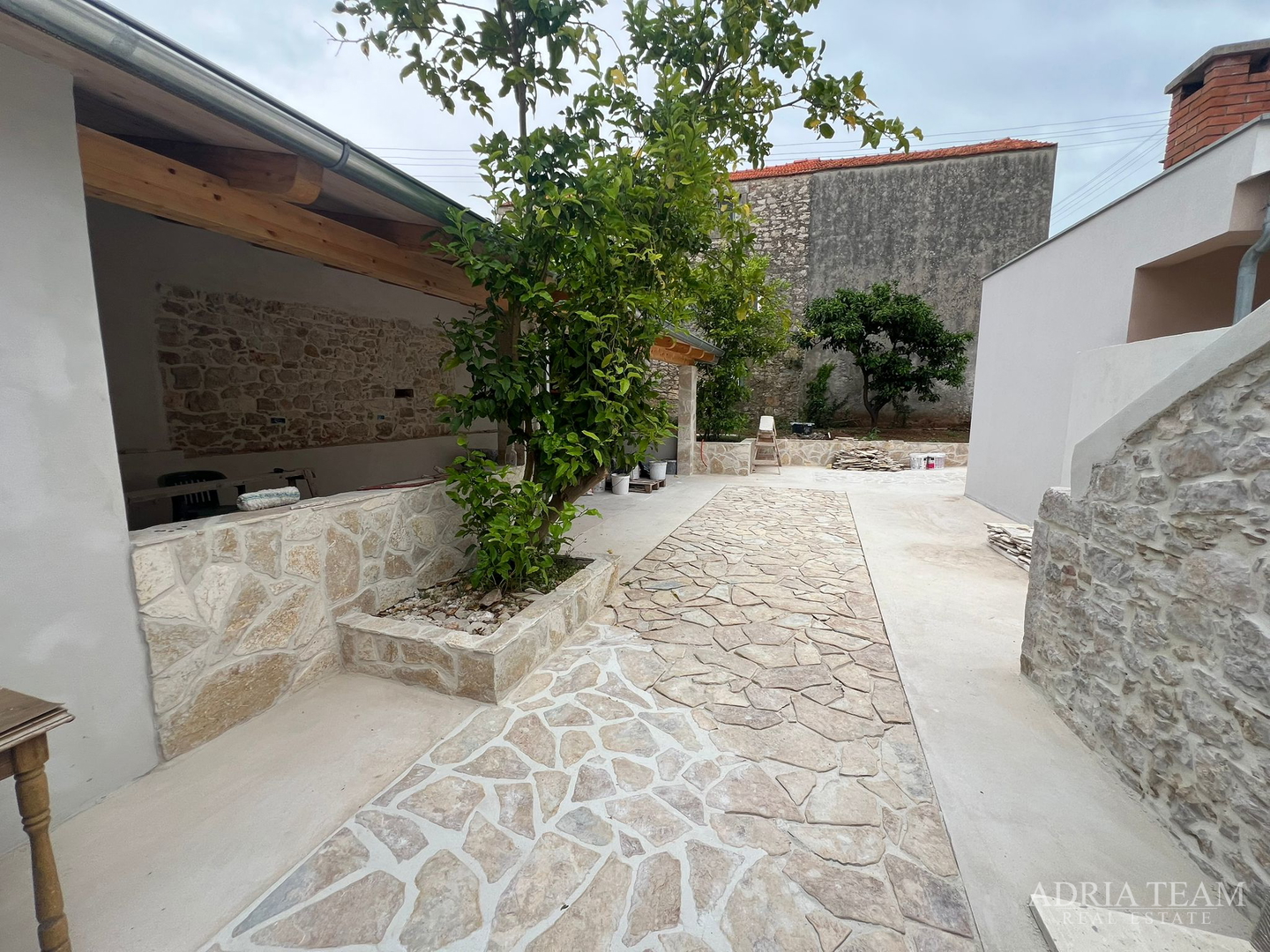 AKCIJA!!! KAMENA KUĆA RUSTIKALNOG UREĐENJA U CENTRU MJESTA - SUTOMIŠĆICA, UGLJAN