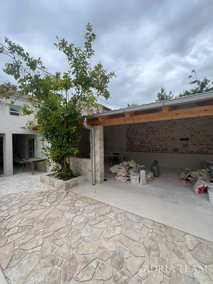 AKCIJA!!! KAMENA KUĆA RUSTIKALNOG UREĐENJA U CENTRU MJESTA - SUTOMIŠĆICA, UGLJAN