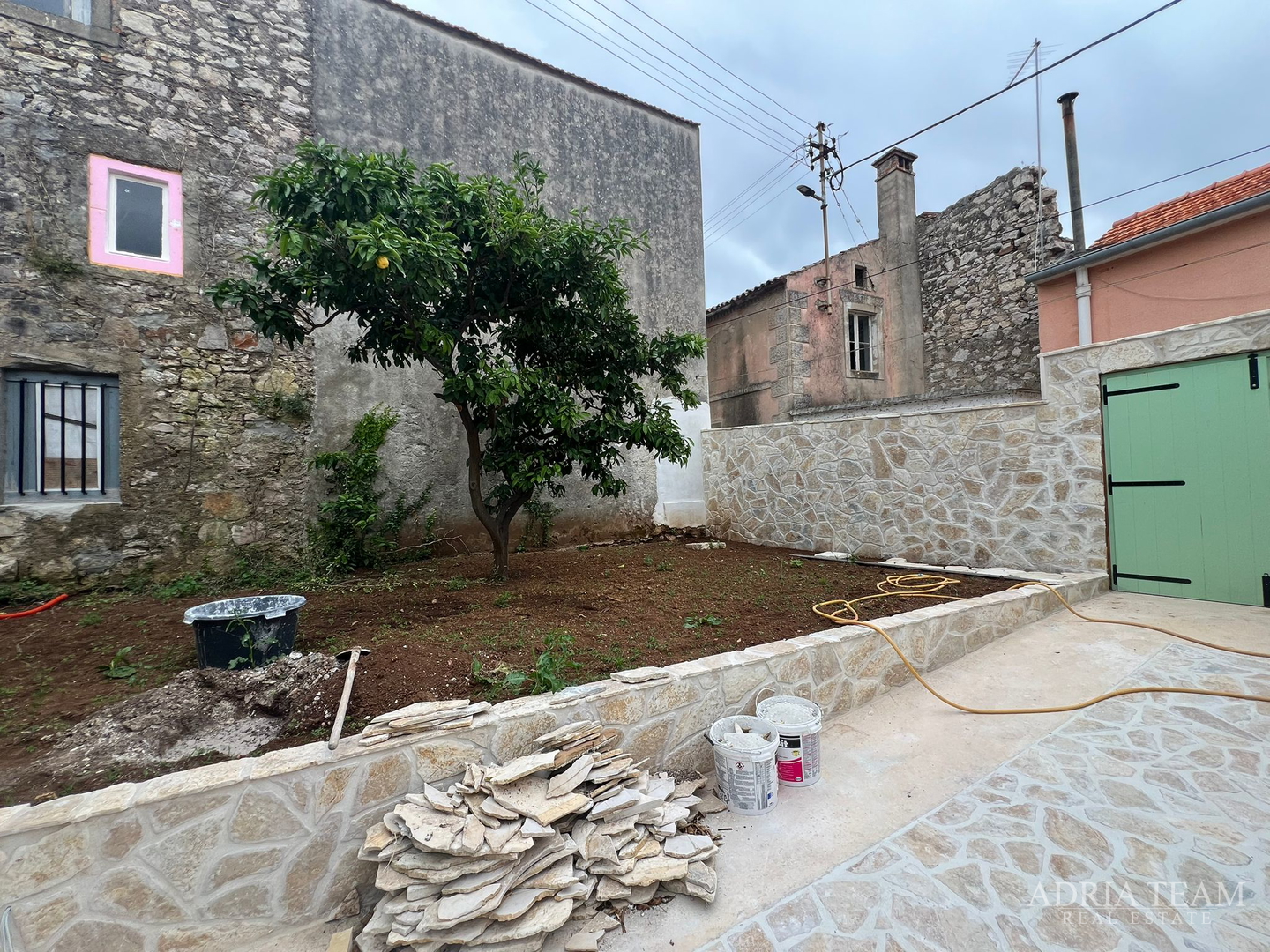 AKCIJA!!! KAMENA KUĆA RUSTIKALNOG UREĐENJA U CENTRU MJESTA - SUTOMIŠĆICA, UGLJAN