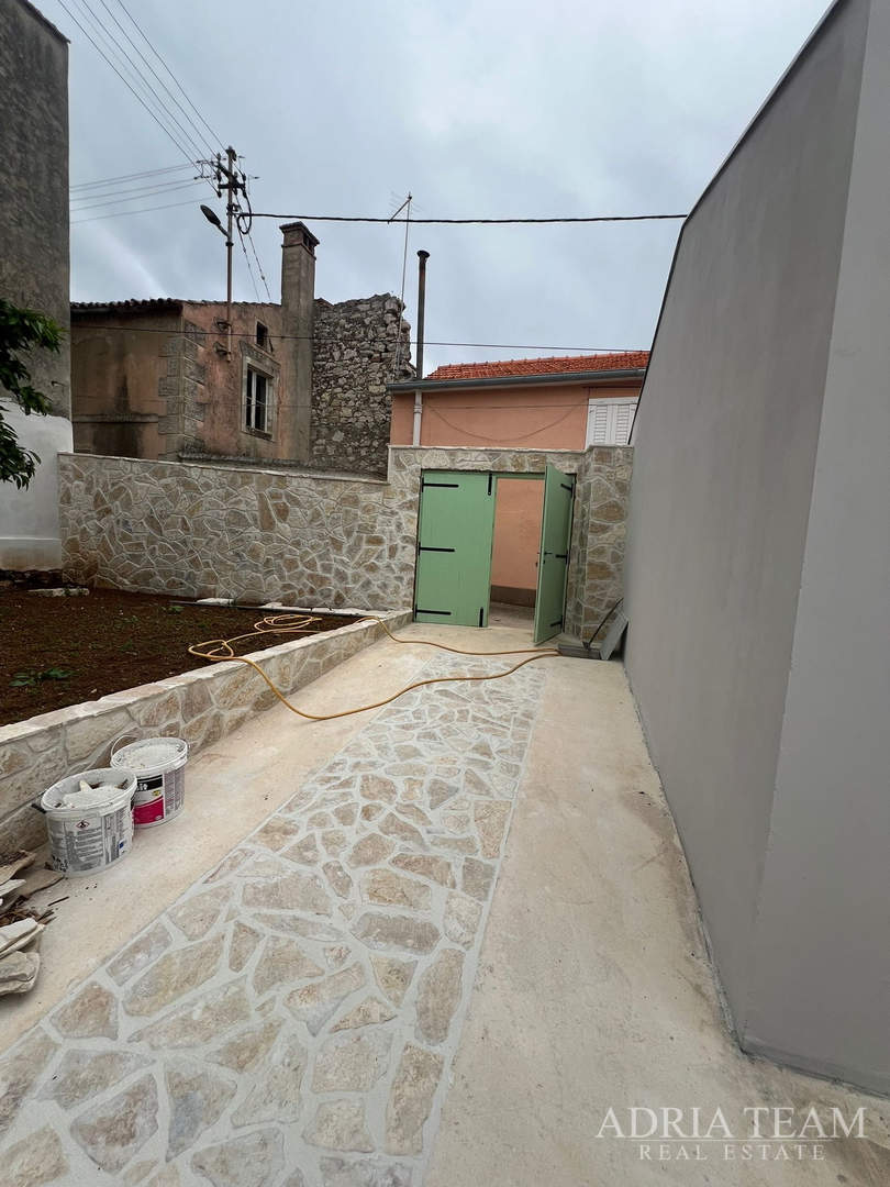 AKCIJA!!! KAMENA KUĆA RUSTIKALNOG UREĐENJA U CENTRU MJESTA - SUTOMIŠĆICA, UGLJAN