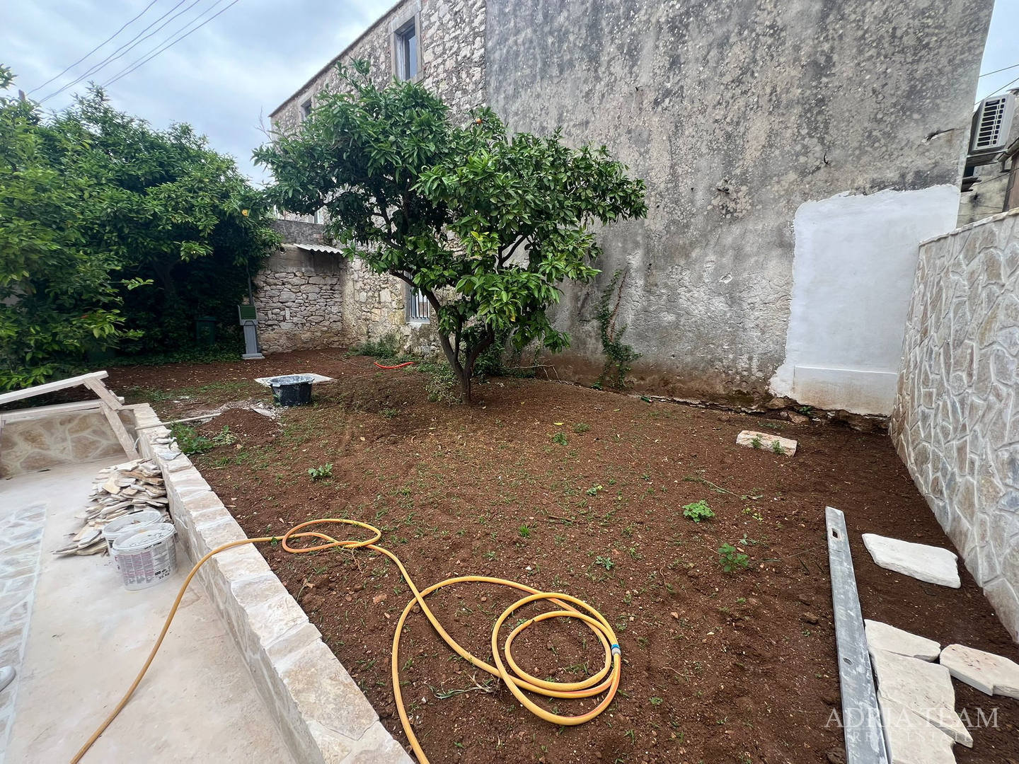 AKCIJA!!! KAMENA KUĆA RUSTIKALNOG UREĐENJA U CENTRU MJESTA - SUTOMIŠĆICA, UGLJAN