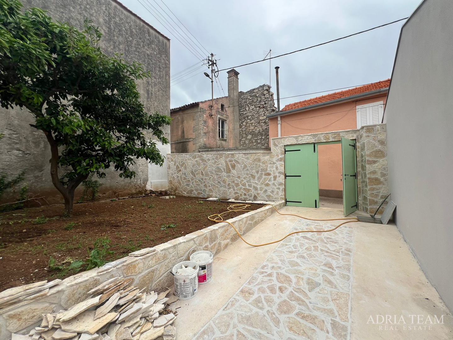 AKCIJA!!! KAMENA KUĆA RUSTIKALNOG UREĐENJA U CENTRU MJESTA - SUTOMIŠĆICA, UGLJAN