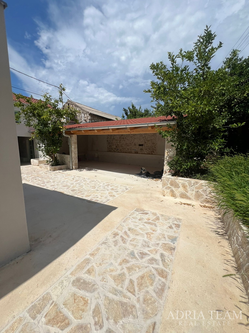 AKCIJA!!! KAMENA KUĆA RUSTIKALNOG UREĐENJA U CENTRU MJESTA - SUTOMIŠĆICA, UGLJAN