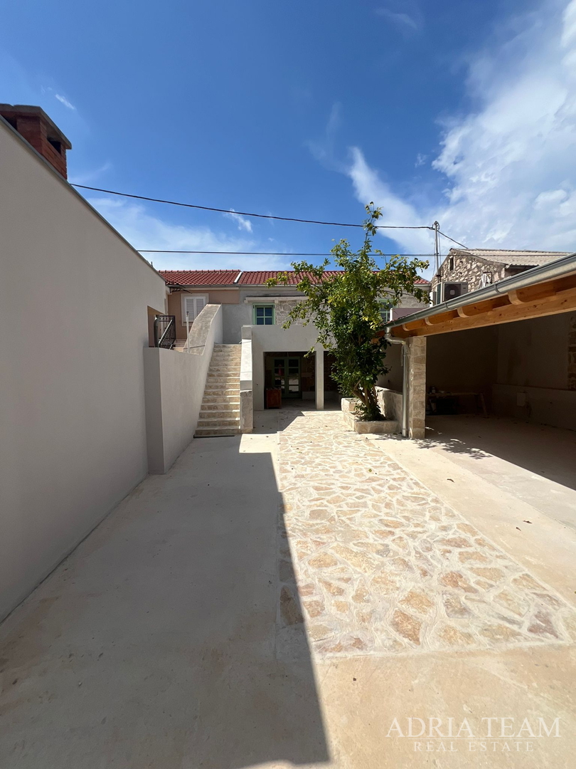 AKCIJA!!! KAMENA KUĆA RUSTIKALNOG UREĐENJA U CENTRU MJESTA - SUTOMIŠĆICA, UGLJAN