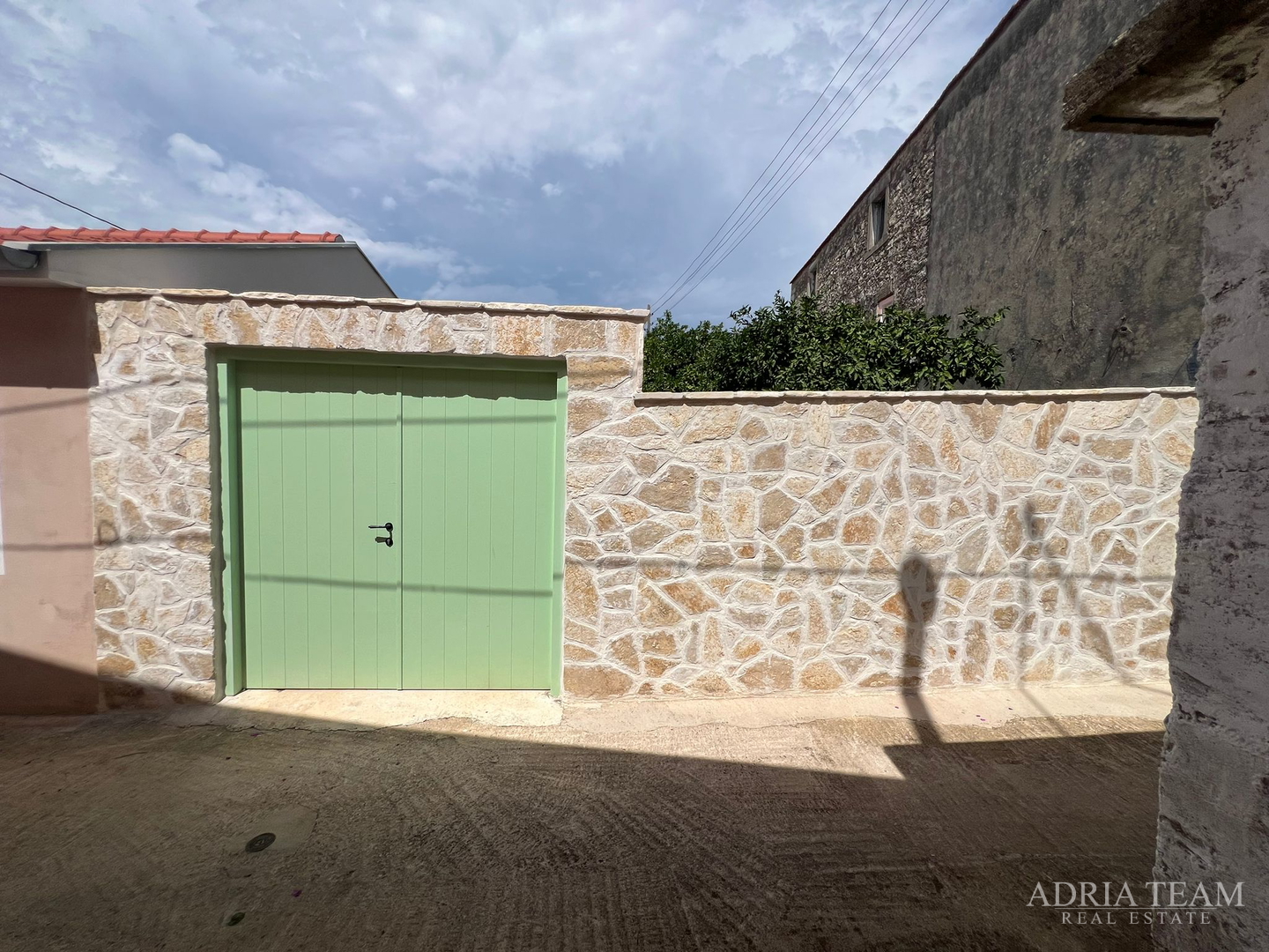 AKCIJA!!! KAMENA KUĆA RUSTIKALNOG UREĐENJA U CENTRU MJESTA - SUTOMIŠĆICA, UGLJAN