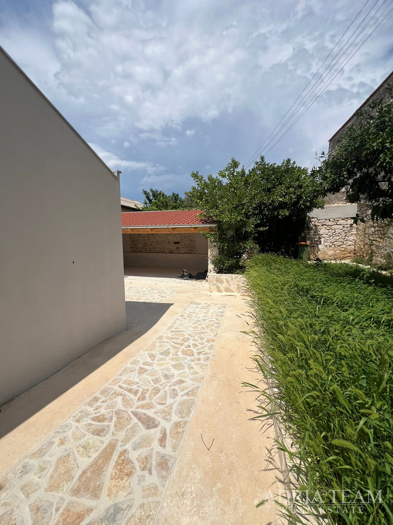 AKCIJA!!! KAMENA KUĆA RUSTIKALNOG UREĐENJA U CENTRU MJESTA - SUTOMIŠĆICA, UGLJAN