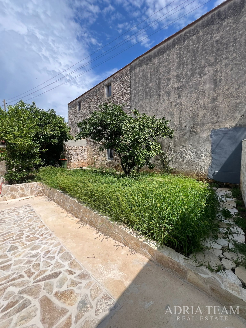 AKCIJA!!! KAMENA KUĆA RUSTIKALNOG UREĐENJA U CENTRU MJESTA - SUTOMIŠĆICA, UGLJAN