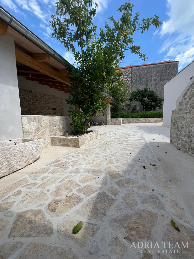 AKCIJA!!! KAMENA KUĆA RUSTIKALNOG UREĐENJA U CENTRU MJESTA - SUTOMIŠĆICA, UGLJAN