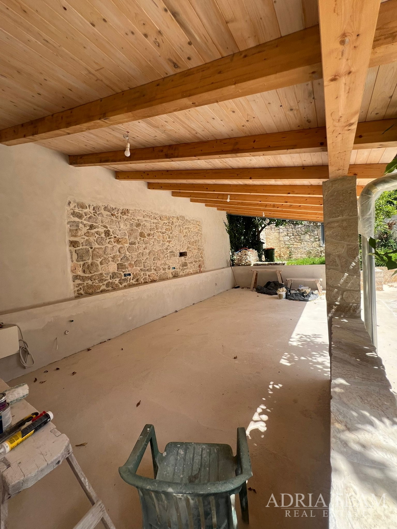 AKCIJA!!! KAMENA KUĆA RUSTIKALNOG UREĐENJA U CENTRU MJESTA - SUTOMIŠĆICA, UGLJAN