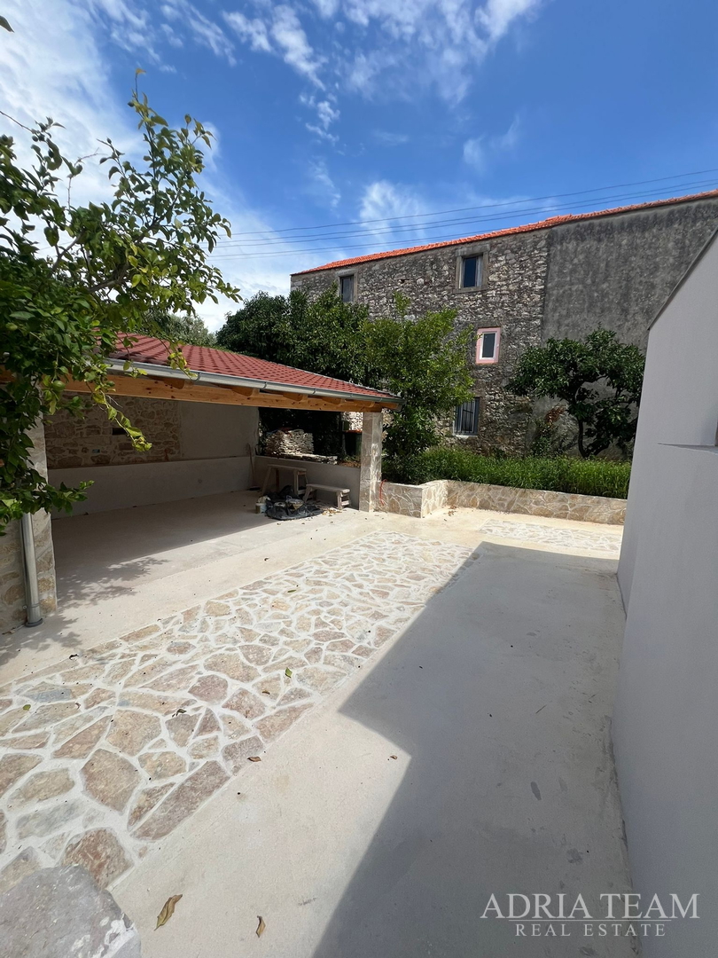 AKCIJA!!! KAMENA KUĆA RUSTIKALNOG UREĐENJA U CENTRU MJESTA - SUTOMIŠĆICA, UGLJAN