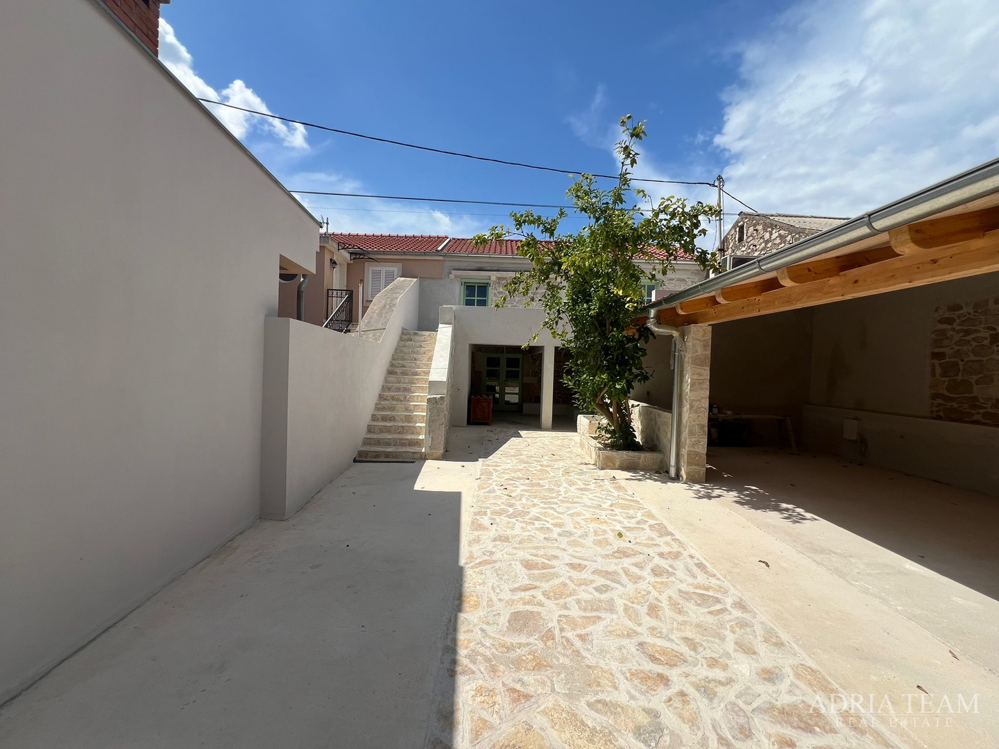 AKCIJA!!! KAMENA KUĆA RUSTIKALNOG UREĐENJA U CENTRU MJESTA - SUTOMIŠĆICA, UGLJAN