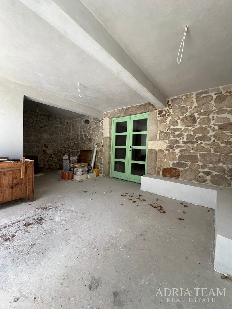 AKCIJA!!! KAMENA KUĆA RUSTIKALNOG UREĐENJA U CENTRU MJESTA - SUTOMIŠĆICA, UGLJAN