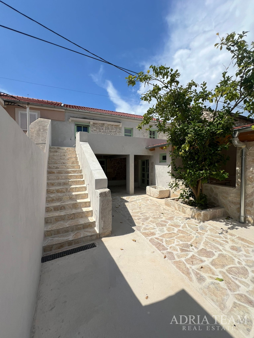 AKCIJA!!! KAMENA KUĆA RUSTIKALNOG UREĐENJA U CENTRU MJESTA - SUTOMIŠĆICA, UGLJAN