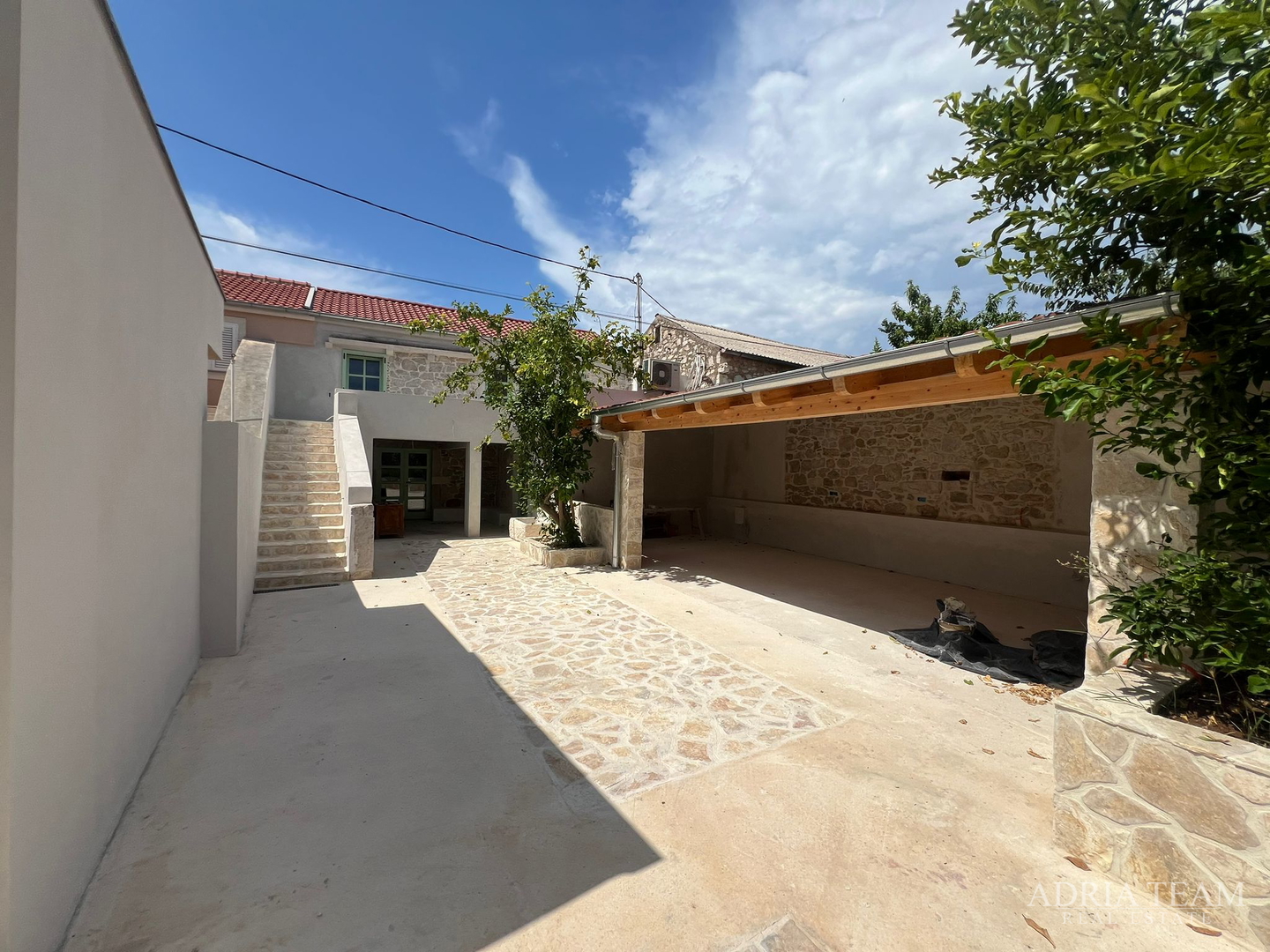 AKCIJA!!! KAMENA KUĆA RUSTIKALNOG UREĐENJA U CENTRU MJESTA - SUTOMIŠĆICA, UGLJAN