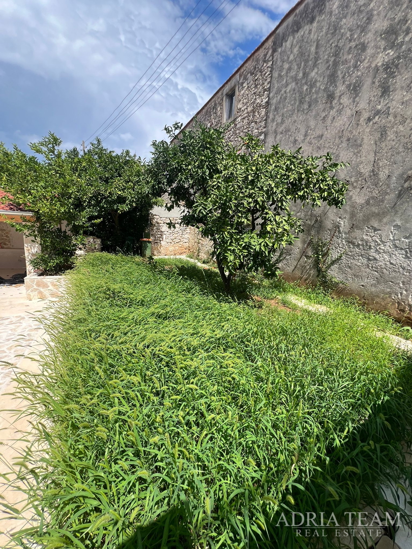 AKCIJA!!! KAMENA KUĆA RUSTIKALNOG UREĐENJA U CENTRU MJESTA - SUTOMIŠĆICA, UGLJAN