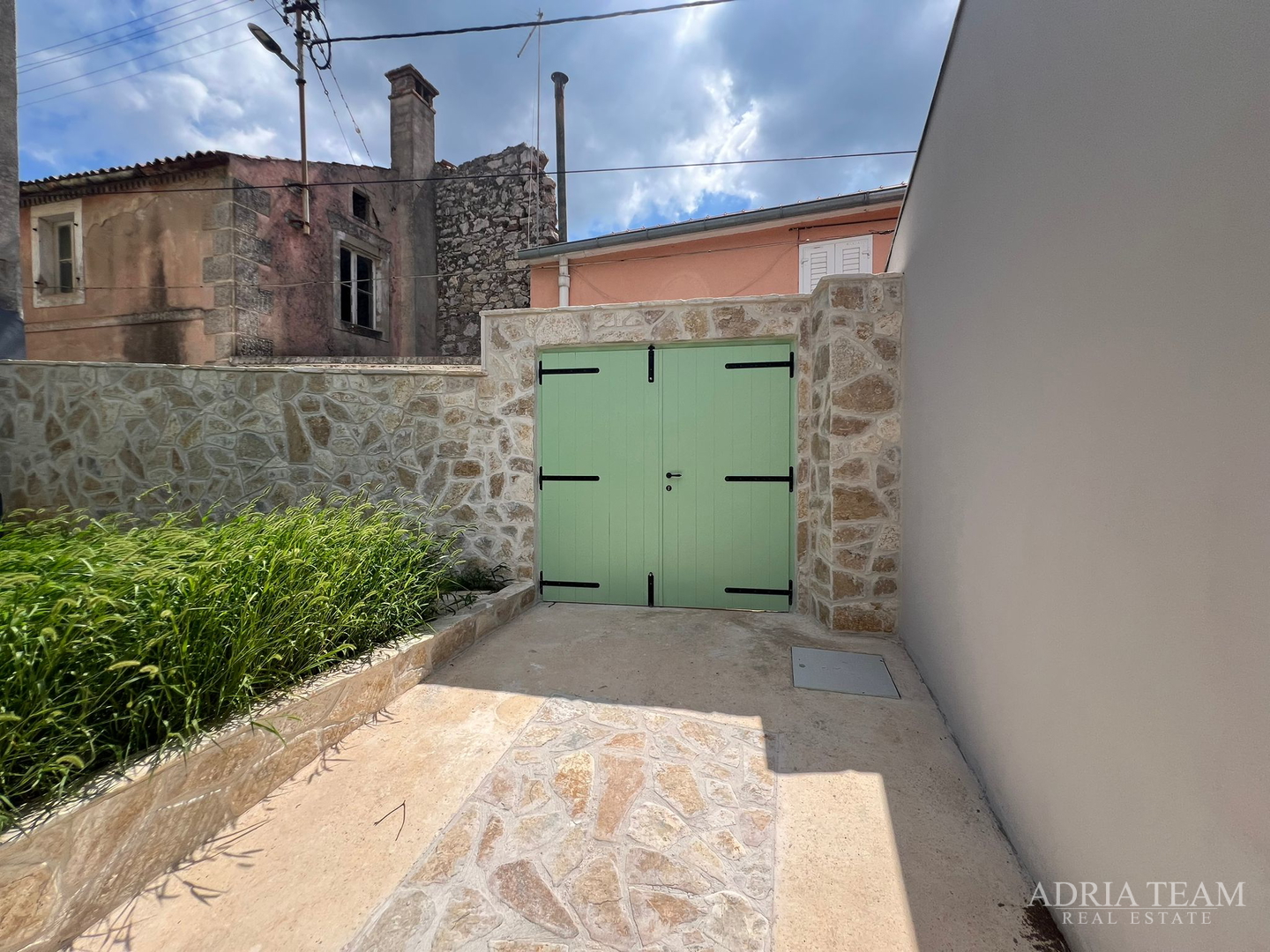 AKCIJA!!! KAMENA KUĆA RUSTIKALNOG UREĐENJA U CENTRU MJESTA - SUTOMIŠĆICA, UGLJAN