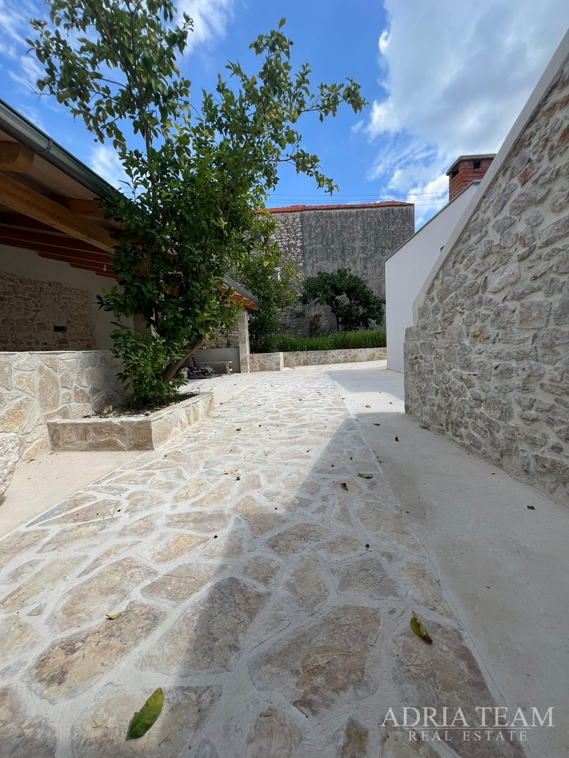 AKCIJA!!! KAMENA KUĆA RUSTIKALNOG UREĐENJA U CENTRU MJESTA - SUTOMIŠĆICA, UGLJAN