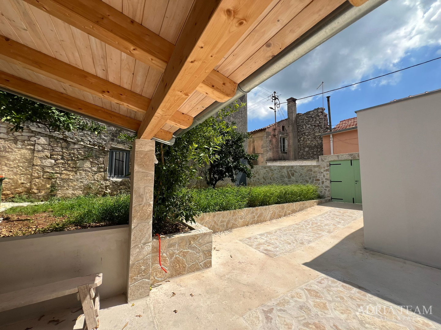 AKCIJA!!! KAMENA KUĆA RUSTIKALNOG UREĐENJA U CENTRU MJESTA - SUTOMIŠĆICA, UGLJAN