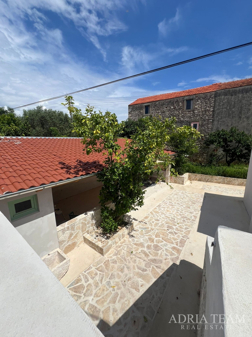 AKCIJA!!! KAMENA KUĆA RUSTIKALNOG UREĐENJA U CENTRU MJESTA - SUTOMIŠĆICA, UGLJAN