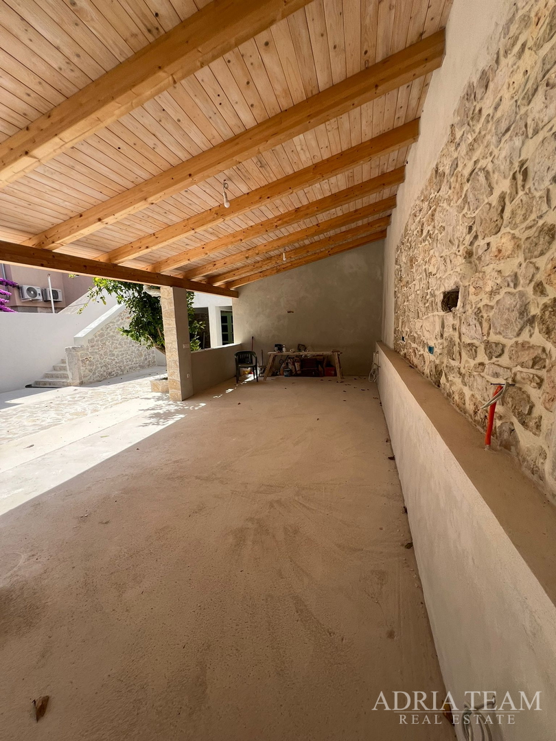 AKCIJA!!! KAMENA KUĆA RUSTIKALNOG UREĐENJA U CENTRU MJESTA - SUTOMIŠĆICA, UGLJAN