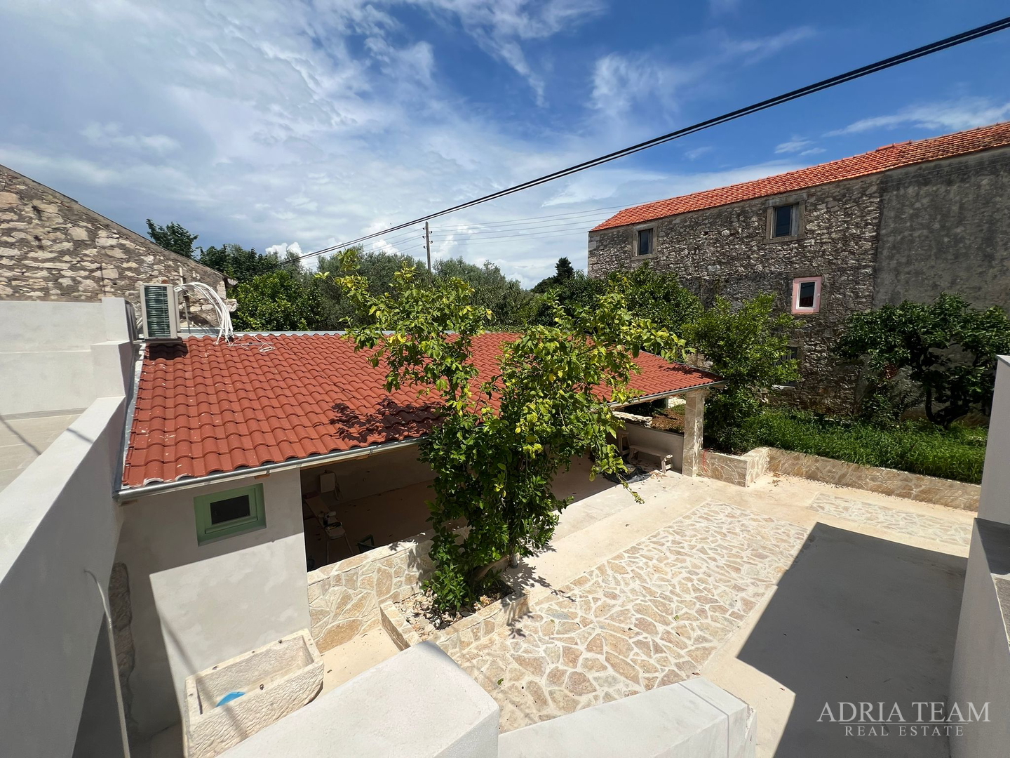 AKCIJA!!! KAMENA KUĆA RUSTIKALNOG UREĐENJA U CENTRU MJESTA - SUTOMIŠĆICA, UGLJAN