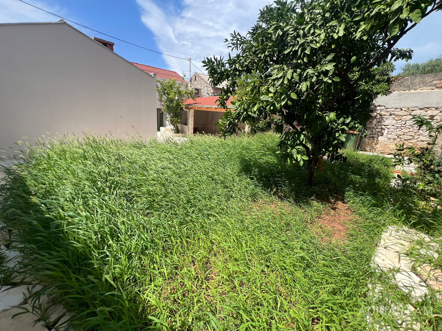 AKCIJA!!! KAMENA KUĆA RUSTIKALNOG UREĐENJA U CENTRU MJESTA - SUTOMIŠĆICA, UGLJAN