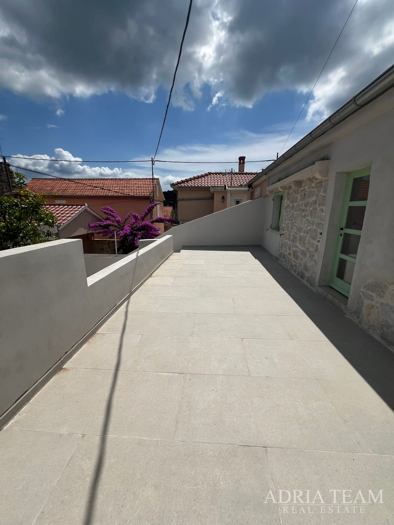 AKCIJA!!! KAMENA KUĆA RUSTIKALNOG UREĐENJA U CENTRU MJESTA - SUTOMIŠĆICA, UGLJAN