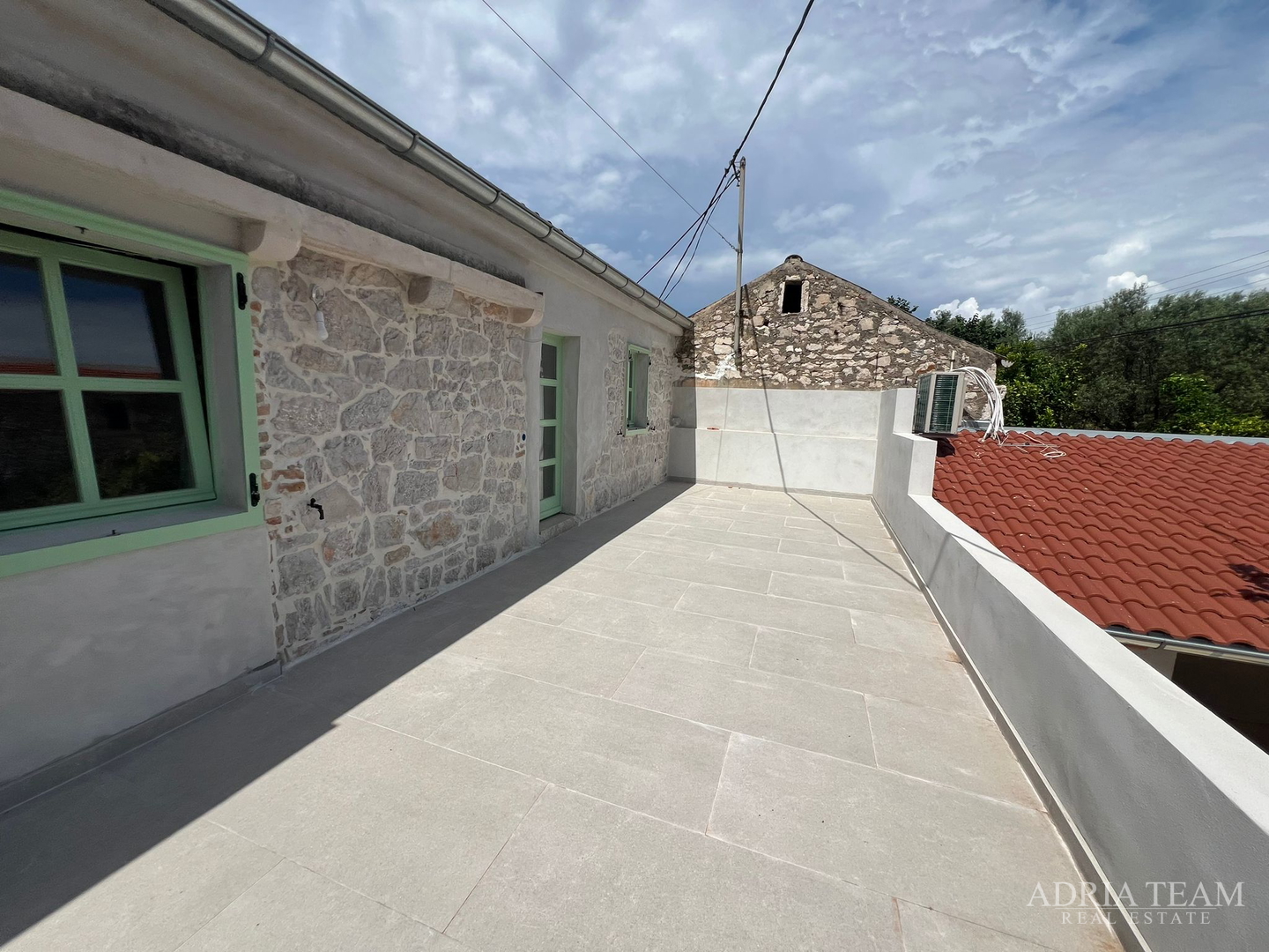 AKCIJA!!! KAMENA KUĆA RUSTIKALNOG UREĐENJA U CENTRU MJESTA - SUTOMIŠĆICA, UGLJAN