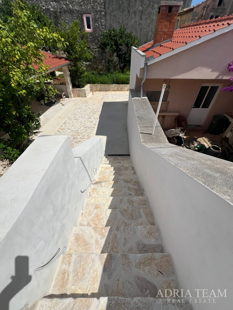 AKCIJA!!! KAMENA KUĆA RUSTIKALNOG UREĐENJA U CENTRU MJESTA - SUTOMIŠĆICA, UGLJAN