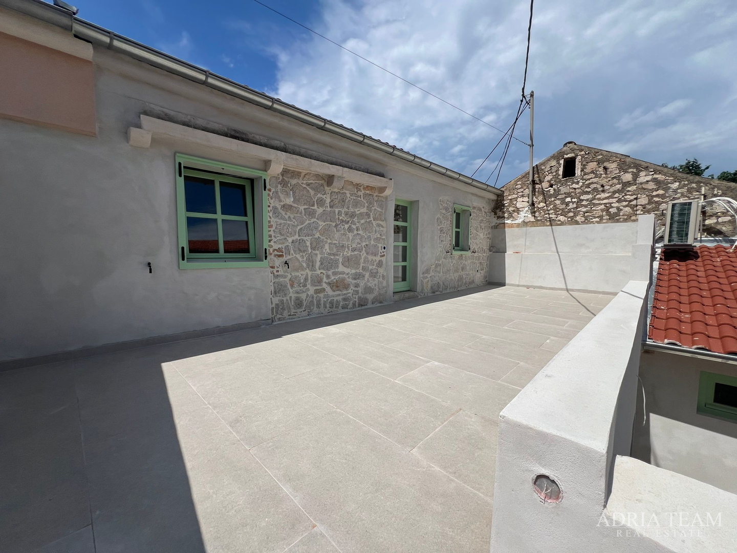 AKCIJA!!! KAMENA KUĆA RUSTIKALNOG UREĐENJA U CENTRU MJESTA - SUTOMIŠĆICA, UGLJAN